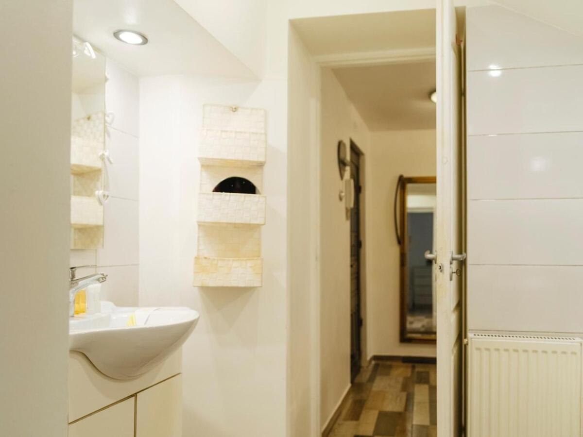 High Hopes No 3 Semi-basement Apartament