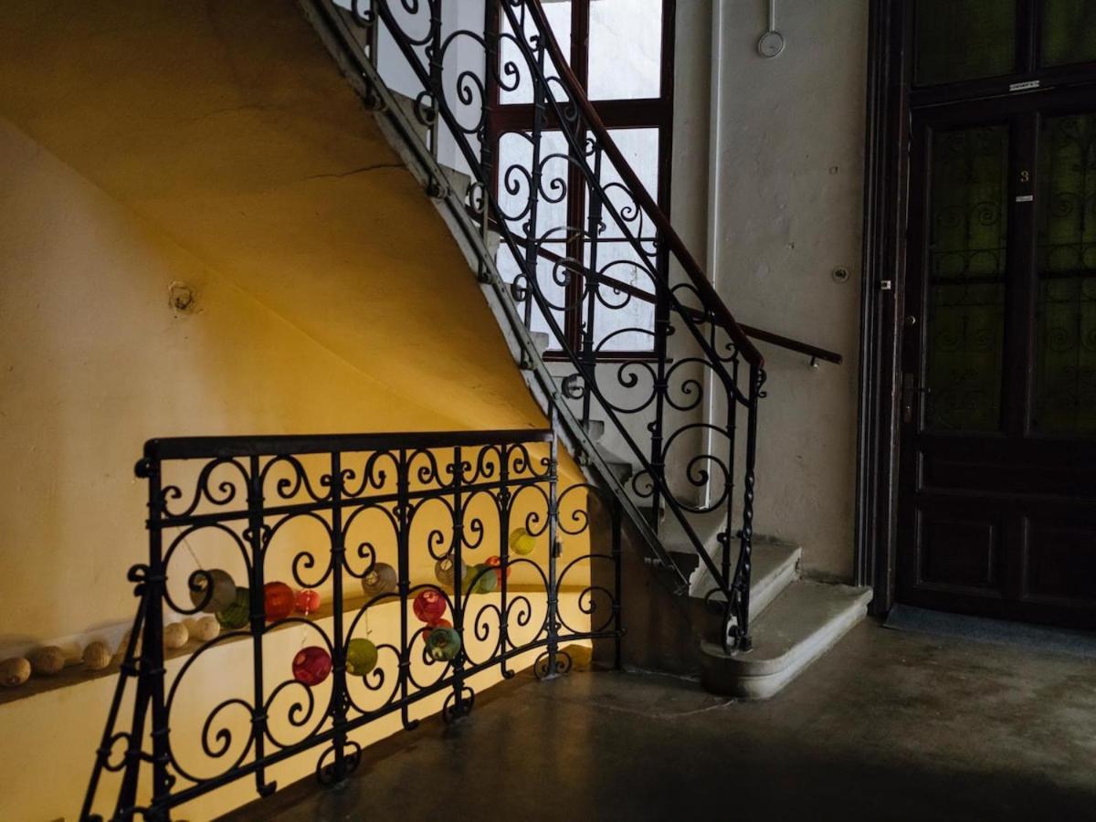 High Hopes No 3 Semi-basement Apartment *